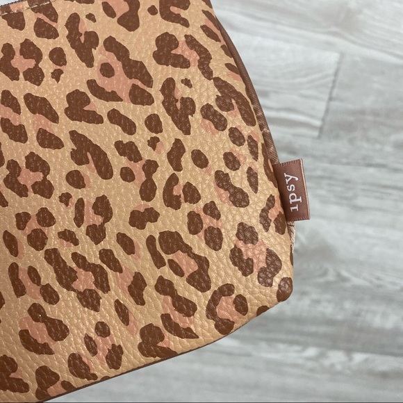 NWOT Ipsy Brown and Pink Leopard Tassel Makeup Bag - Picture 2 of 4